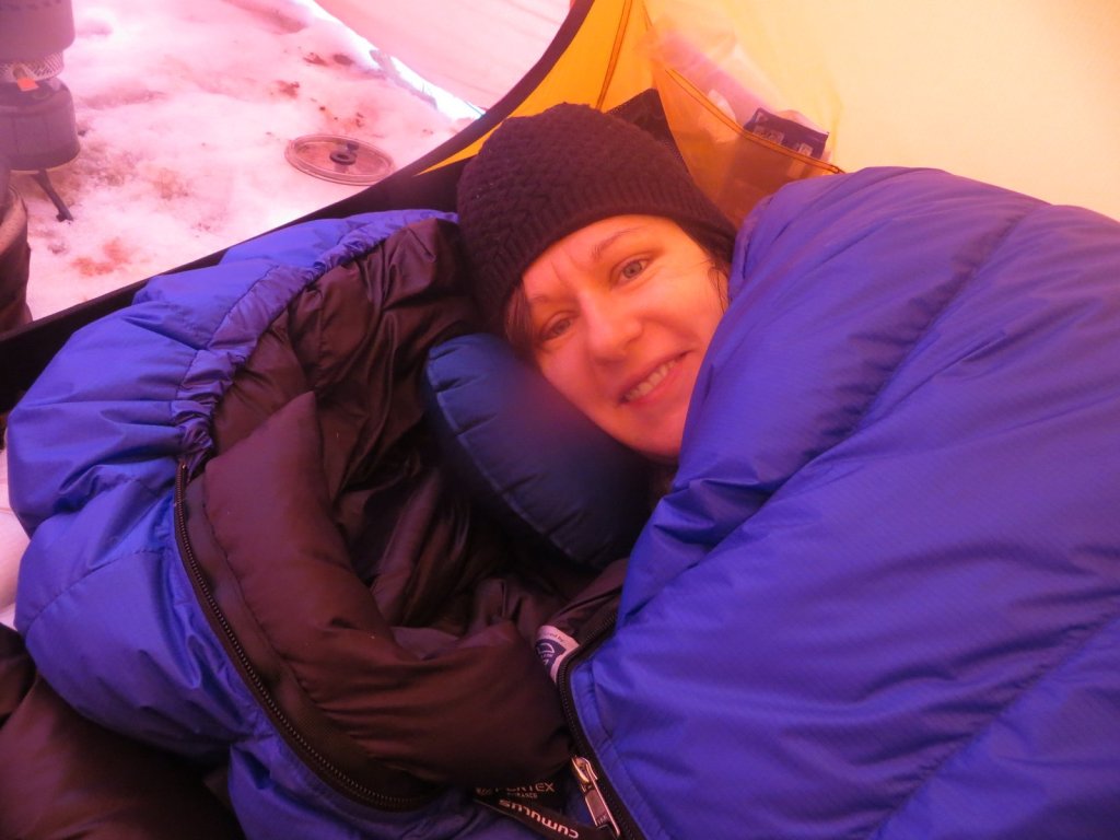 Ein warmer Schlafsack (hier eine Sonderanfertigung des Cumulus Tenequa 850) ist eine gute Basis für warme Nächte im Zelt.