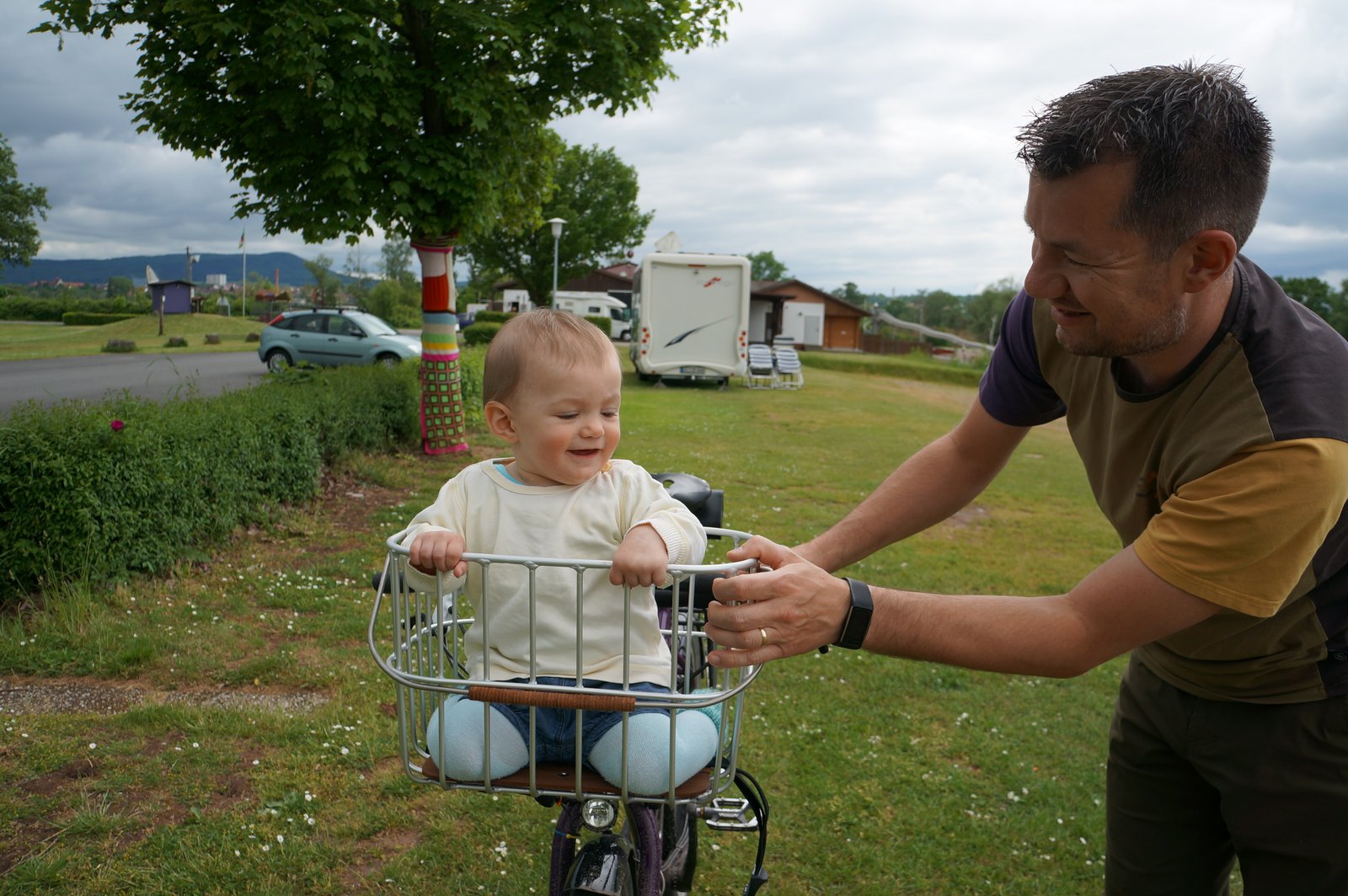 Nordhessen mit Rad und Säugling
